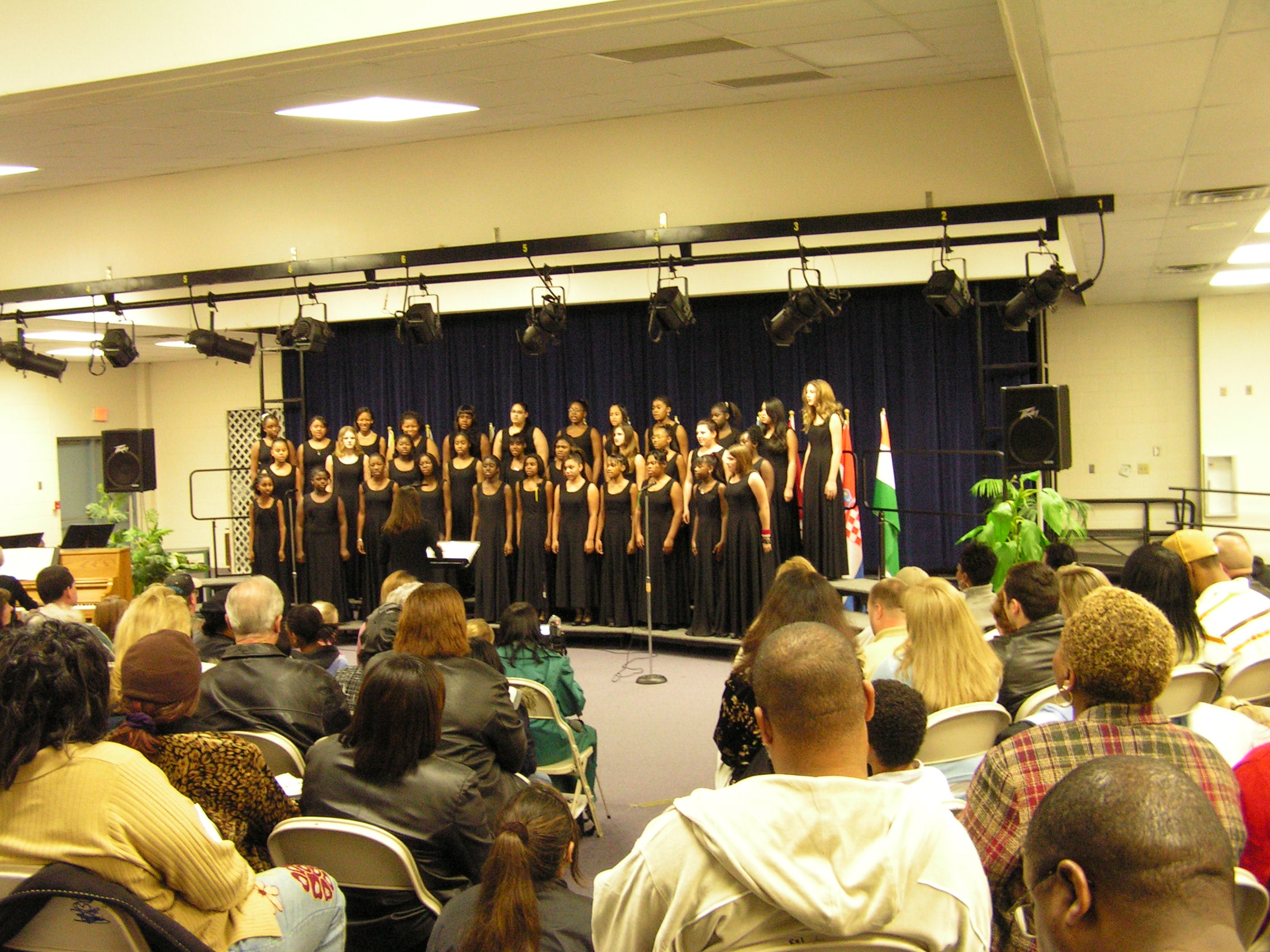 ./2005/Choral Recital/Choral Recital EMMMS 12-7 0003.JPG